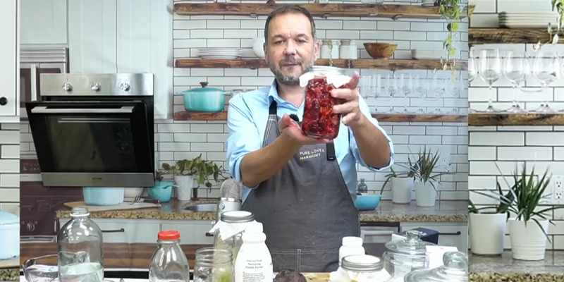 Saša Riess priprema fermentaciju za pse