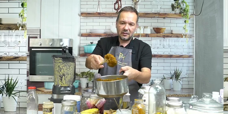 Bustovana zlatna pasta – priprema prirodnog preparata za pse, recept Saše Riessa