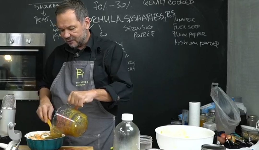 Saša Riess priprema prirodan dodatak od lososa i povrća za pse