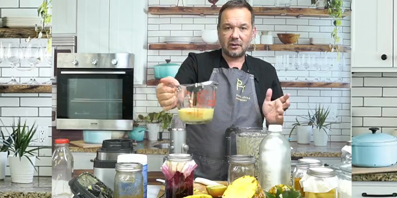 Sasa priprema prirodni preparat za pse sa ananasom, jabukom i kefirom