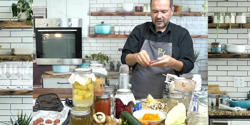 Saša Riess priprema kuglice od džigerice za pse