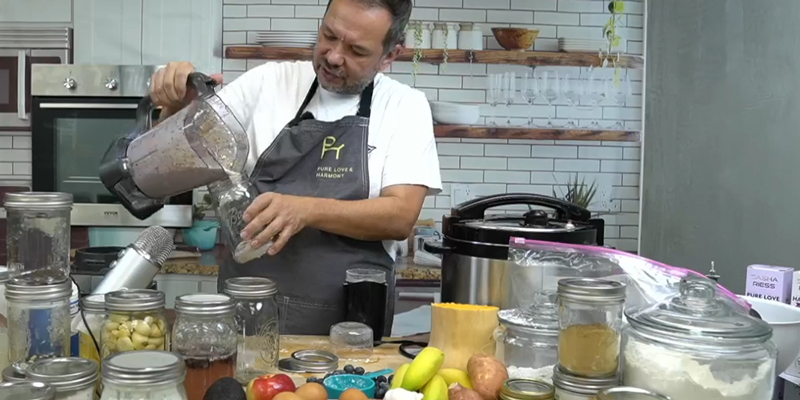 Saša Riess priprema smesu za probiotike za pse u blenderu