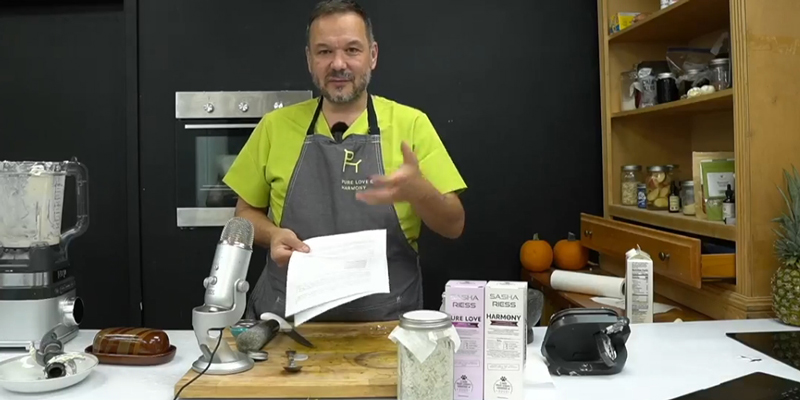 Saša Riess priprema prirodno sredstvo protiv đarđije za pse