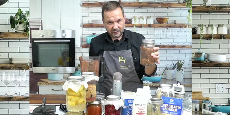 Saša Riess priprema prirodni preparat od cvekle i psilijuma za pse