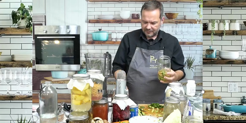 Saša Riess priprema mešavinu sa mentom za pse