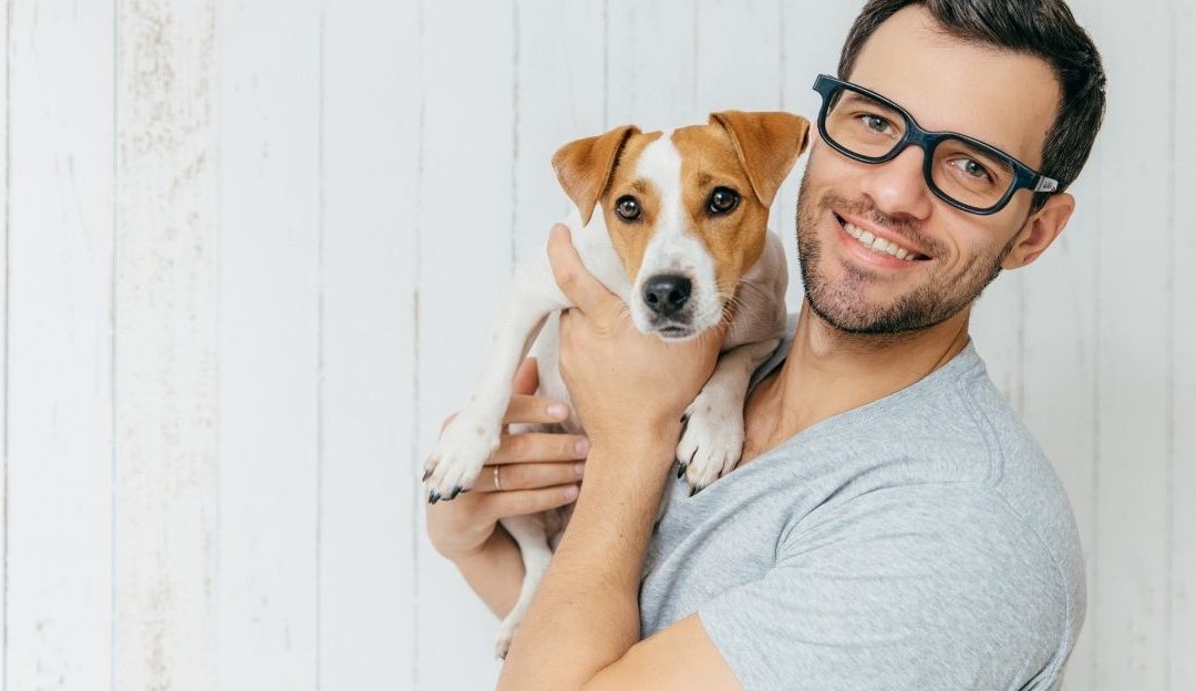 Afektivna veza sa psom – čovek i pas gledaju se u oči, pokazuje emotivnu povezanost