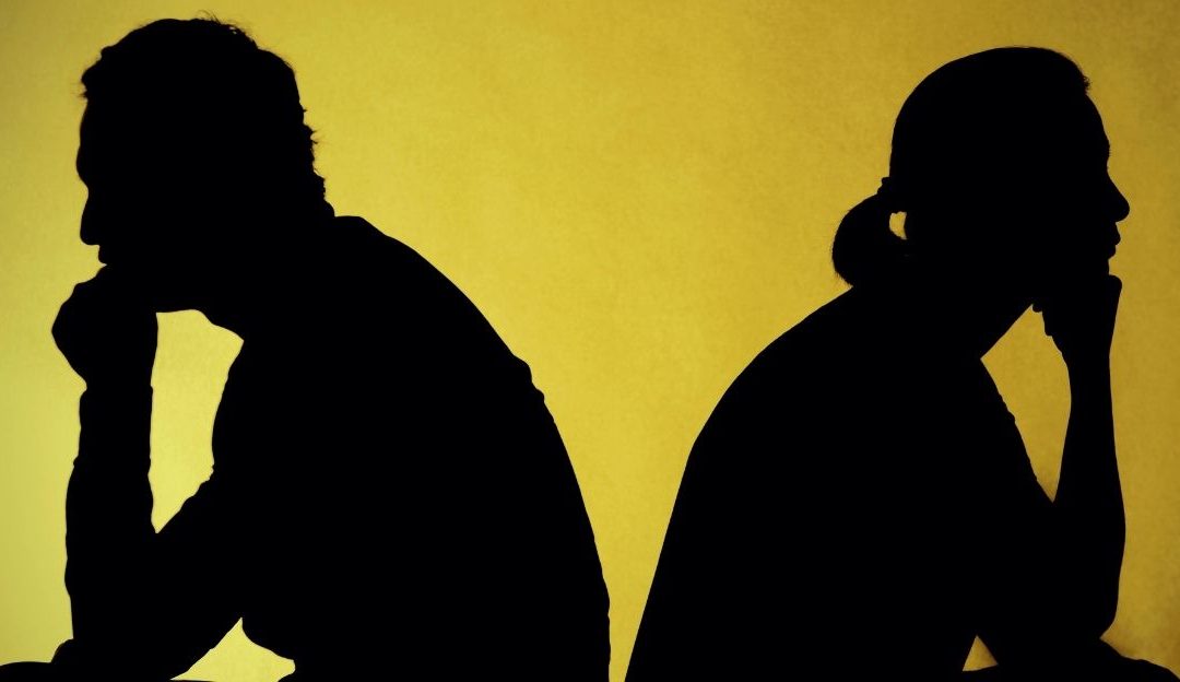 Žena i muškarac sede zamišljeno - cena pretvaranja da je sve u redu