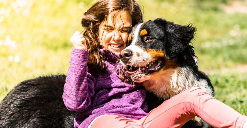 Pas i čovek stoje jedan pored drugog, prikazujući neraskidivu vezu.