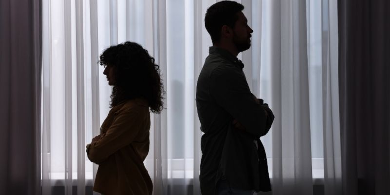 Silueta para u napetoj atmosferi kao simbol prelaza iz ekstremne ljubavi u nasilje