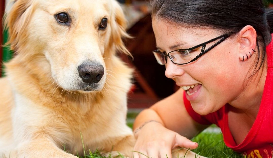 Vlasnik projektuje emocije na psa