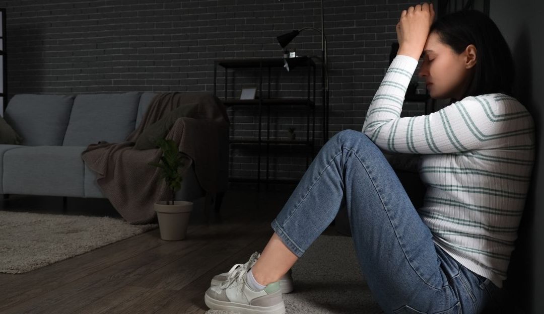 Žena u emocionalnom bolu kao simbol nasilne veze koja počinje ekstremnom ljubavlju