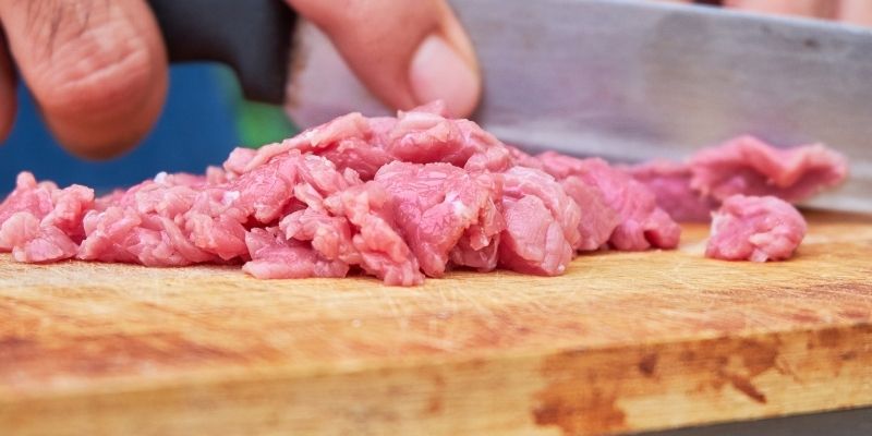 Sveže namirnice u kuhinji namenjene psu, kao jedina sigurna alternativa koju industrija hrane za pse ne nudi.