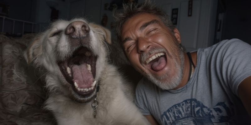 Srećan vlasnik u nesavršenom domu uživa sa svojim psom.