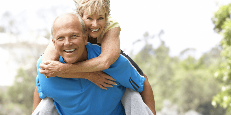 Vitalna i zdrava osoba, simbol dobrog hormonalnog balansa postignutog kroz zdrav mikrobiom.