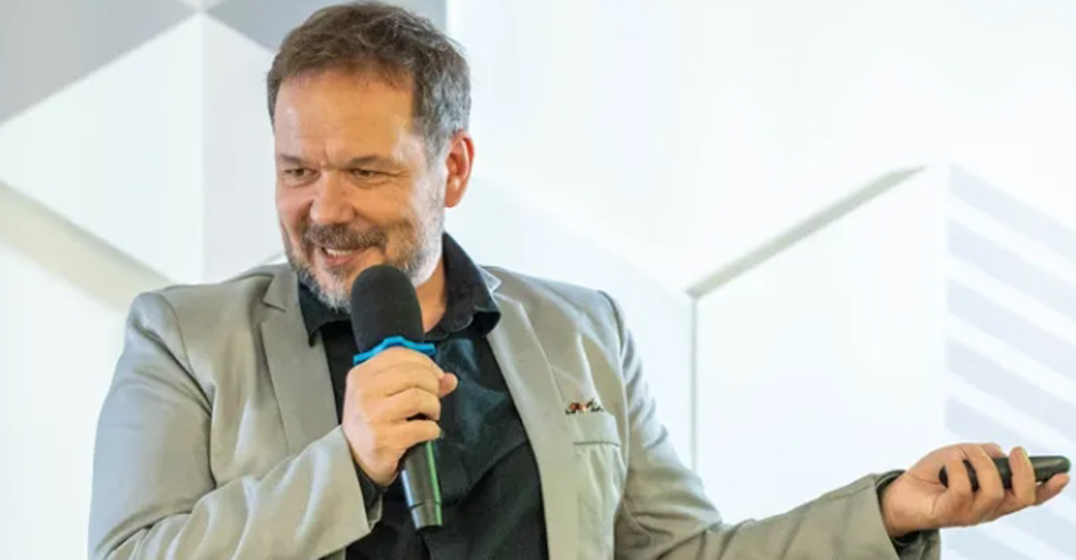 Sasha Riees tokom predavanja u Beogradu