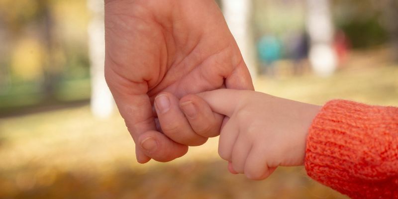 Zašto je prisutnost u trenutku i unutrašnji mir roditelja važniji od kupovine novih stvari.